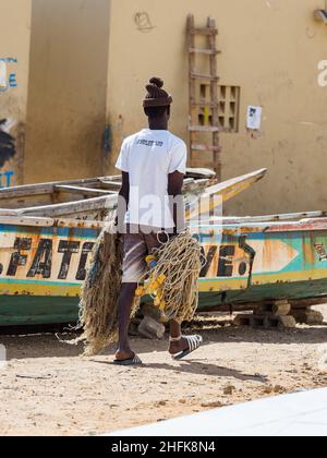 Sénégal, Afrique - février 2019 : la vie quotidienne dans les rues des villes africaines. Banque D'Images