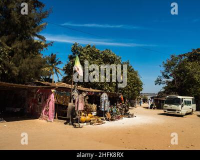 Lac Rose, Sénégal - février 2019 : cabines en bois avec divers souvenirs près du lac Retba.Afrique Banque D'Images