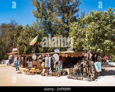 Lac Rose, Sénégal - février 2019 : cabines en bois avec divers souvenirs près du lac Retba.Afrique Banque D'Images