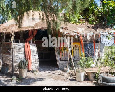 Lac Rose, Sénégal - février 2019 : cabines en bois avec divers souvenirs près du lac Retba.Afrique Banque D'Images