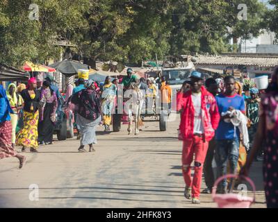 Sénégal, Afrique - février 2019 : la vie quotidienne dans les rues des villes africaines. Banque D'Images