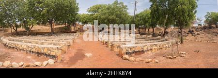 Popenguine, Sénégal - janvier 2019 : bancs en pierre disposés en demi-cercle à la grotte du silence au Sanctuaire Marian de Popenguine (Sanctuaire Marial de P Banque D'Images