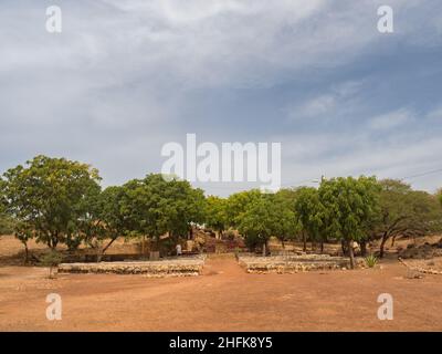 Popenguine, Sénégal - janvier 2019 : bancs en pierre disposés en demi-cercle à la grotte du silence au Sanctuaire Marian de Popenguine (Sanctuaire Marial de P Banque D'Images