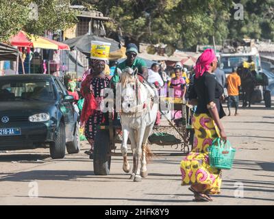 Senegal, Africa - Feb, 2019: Everyday life in the streets of African cities. Banque D'Images