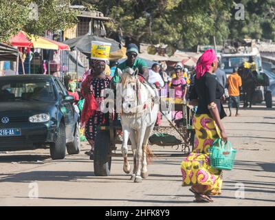 Sénégal, Afrique - février 2019 : la vie quotidienne dans les rues des villes africaines. Banque D'Images