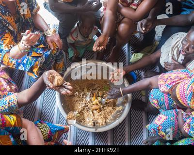 Sénégal famille manger ensemble dans la manière traditionnelle. Le Sénégal. L'Afrique. Banque D'Images