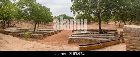 Popenguine, Sénégal - janvier 2019 : bancs en pierre disposés en demi-cercle à la grotte du silence au Sanctuaire Marian de Popenguine (Sanctuaire Marial de P Banque D'Images