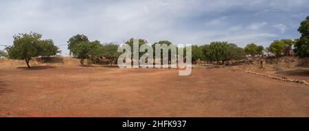 Popenguine, Sénégal - janvier 2019 : bancs en pierre disposés en demi-cercle à la grotte du silence au Sanctuaire Marian de Popenguine (Sanctuaire Marial de P Banque D'Images