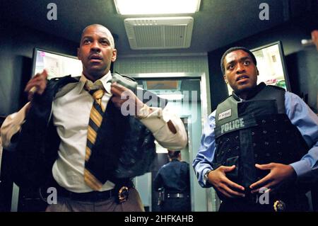 INSIDE MAN 2006 Universal Pictures film avec Denzel Washington à gauche et Chiwetel Ejiofor Banque D'Images