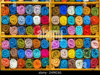 sur mesure, stockez des rouleaux de tissu de texture textile coloré sur fond d'étagères Banque D'Images