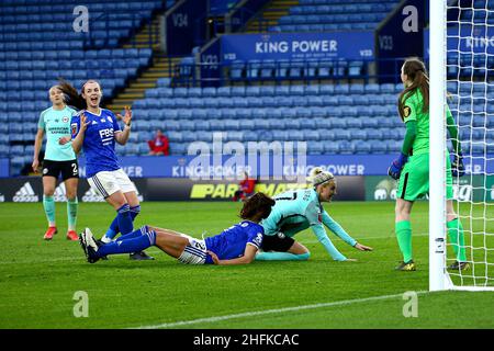 LEICESTER, ROYAUME-UNI.JAN 16th Sam Tieney de Leicester City réagit alors qu'Ashleigh Plumptre de Leicester City manque un cueilleur lors du match Barclays FA Women's Super League entre Leicester City et Brighton et Hove Albion au King Power Stadium de Leicester le dimanche 16th janvier 2022.(Crédit : Kieran Riley | INFORMATIONS MI) crédit : INFORMATIONS MI et sport /Actualités Alay Live Banque D'Images