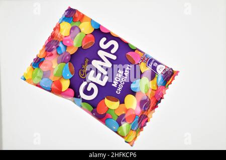 16 janvier 2022, New Delhi, Inde:- paquet de gemmes Cadbury sur fond blanc, boutons de chocolat Banque D'Images