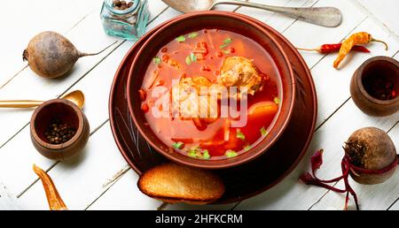 Borscht - soupe chaude à base de betteraves et de viande.Borscht ukrainien rouge Banque D'Images