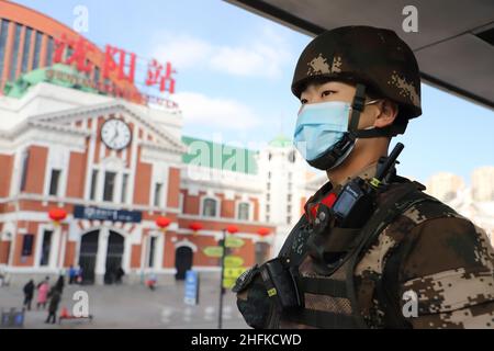 SHENYANG, CHINE - le 17 JANVIER 2022 - des officiers de police et des soldats armés gardent un poste de garde à Shenyang, province de Liaoning, Chine, le 17 janvier 2 Banque D'Images