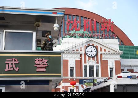 SHENYANG, CHINE - le 17 JANVIER 2022 - des officiers de police et des soldats armés gardent un poste de garde à Shenyang, province de Liaoning, Chine, le 17 janvier 2 Banque D'Images