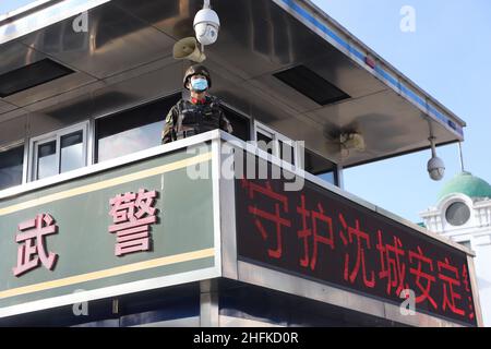 SHENYANG, CHINE - le 17 JANVIER 2022 - des officiers de police et des soldats armés gardent un poste de garde à Shenyang, province de Liaoning, Chine, le 17 janvier 2 Banque D'Images