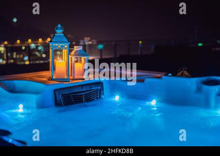 Bain à remous avec bougies prêtes à prendre un bain.Concept de la Saint-Valentin Banque D'Images