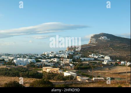 Belle île de Folegandros, Grèce.Vue sur la charmante vieille ville avec l'église historique de la Panagia sur une colline.Vue en mode paysage Banque D'Images