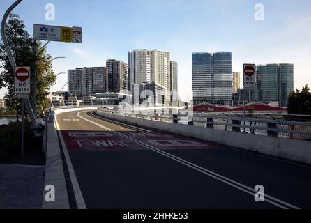 Photographie en couleur du pont Bennelong et du développement résidentiel de grande hauteur, Wentworth point, Sydney, Nouvelle-Galles du Sud, Australie, 2021. Banque D'Images