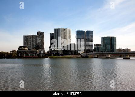 Photographie en couleur de Homebush Bay, immeuble résidentiel de grande hauteur et Bennelong Bridge, Wentworth point, Sydney, Nouvelle-Galles du Sud, Australie, 2021. Banque D'Images