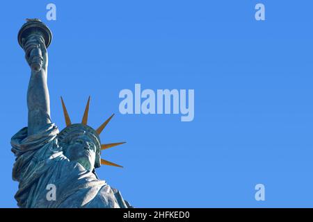 Réplique de la Statue de la liberté à Paris, près de la Tour Eiffel. Banque D'Images