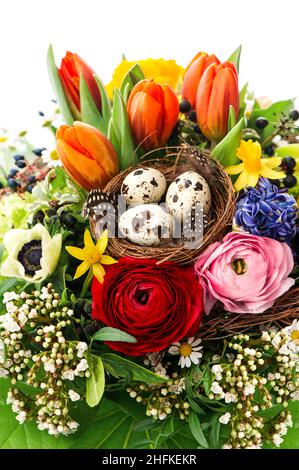 Bouquet de fleurs de Pâques avec décoration aux œufs.Le printemps fleurit la tulipe, le ranunculus, la jacinthe, la Marguerite, l'anémone Banque D'Images