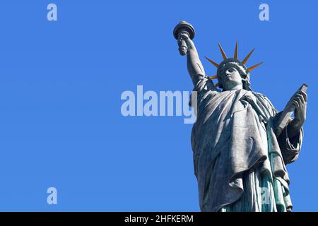 Réplique de la Statue de la liberté à Paris, près de la Tour Eiffel. Banque D'Images