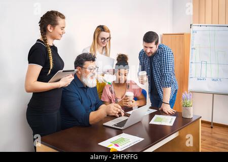 Des gens d'affaires créatifs et multiraciaux travaillent ensemble Banque D'Images