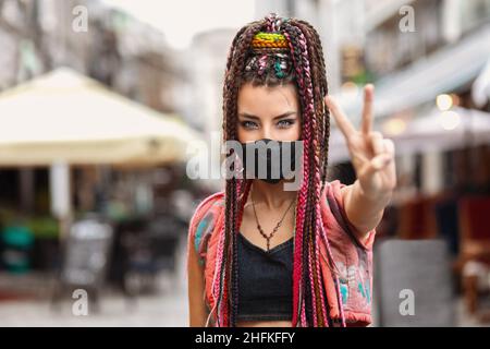 Hipster gen z femme protestant pour l'égalité et l'autonomisation des femmes Banque D'Images