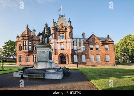 Dumbarton Municipal Buildings et Peter Denny Statue Scotland Banque D'Images