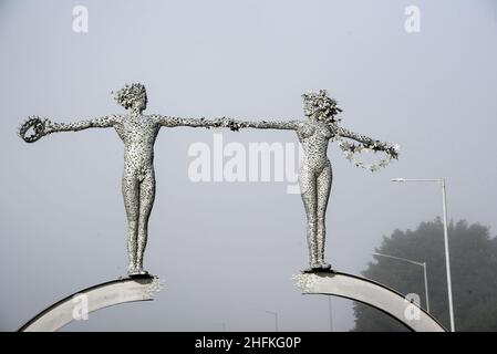 La sculpture de fin de ce voyage d'Andy Scott enveloppé de brume.Clackmannanshire Ecosse. Banque D'Images