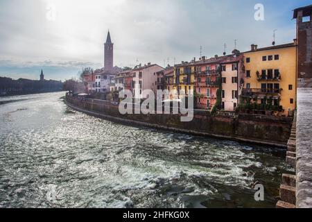 Vue de Ponte Pietra (pont Pietra) sur la ville de Vérone inclure Cappella Pellegrini (Sant'Anastasia) le jour de la Saint-Valentin (février 14th) Banque D'Images