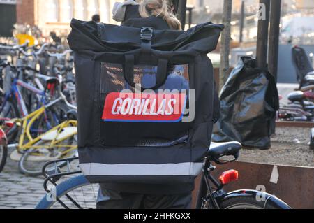 Copenhague/Danemark./17 janvier 2022/ Gorlillas Grocery Delivery Bike Rider dans la capitale danoise Copenhague Danemark.(Photo..Francis Joseph Dean/Dean Pictures) Banque D'Images