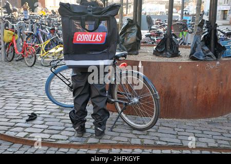 Copenhague/Danemark./17 janvier 2022/ Gorlillas Grocery Delivery Bike Rider dans la capitale danoise Copenhague Danemark.(Photo..Francis Joseph Dean/Dean Pictures) Banque D'Images