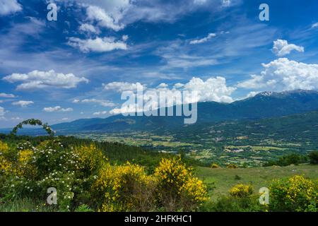 Paysage à Molise près de Macchiagodena et de Sant Angelo à Grotte, province d'Isernia, au mois de juin Banque D'Images