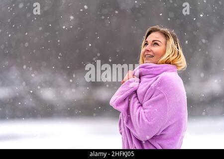 la jeune femme se réjouit de la première neige d'hiver Banque D'Images