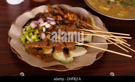 Poulet Satay - délicieux poulet Satay reaqday à manger sur la table Banque D'Images