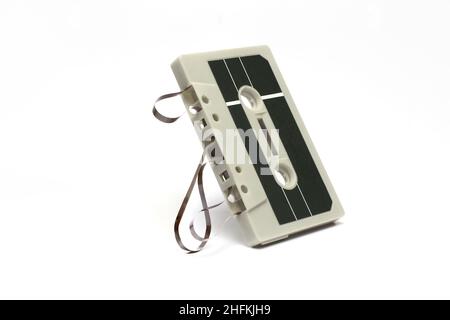 Gros plan d'une cassette analogique des années 80 et 90 sur fond blanc pour les anciens tubes et la musique et la technologie rétro Banque D'Images