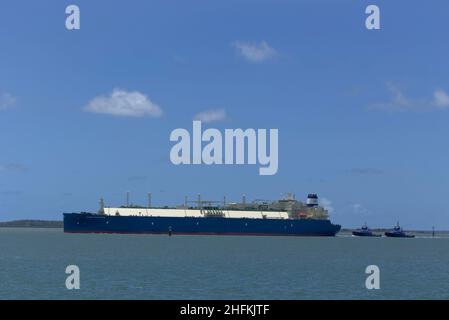 Navire de transport en vrac de gaz naturel liquéfié (GNL) Maran Gas Chios arrivant à Gladstone Queensland Australie Banque D'Images