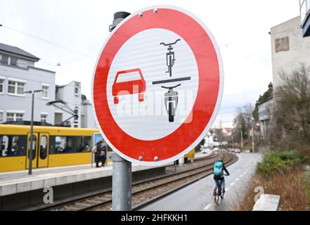 17 janvier 2021, Bade-Wurtemberg, Stuttgart: Un nouveau panneau indiquant une interdiction de dépassement des cyclistes est suspendu sur une route d'accès à la capitale de l'État du Bade-Wurtemberg.Photo: Bernd Weißbrod/dpa Banque D'Images