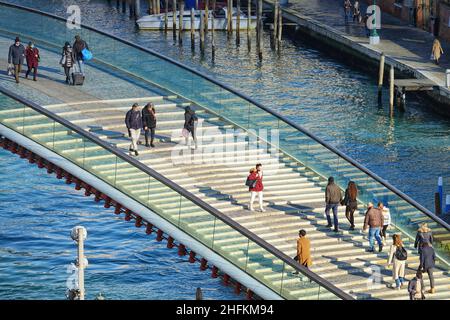 Ponte della Costituzione au-dessus du Grand Canal, ce pont conçu par Santiago Calatrava relie Stazione di Santa Lucia à Piazzale Roma.Venise, moi Banque D'Images