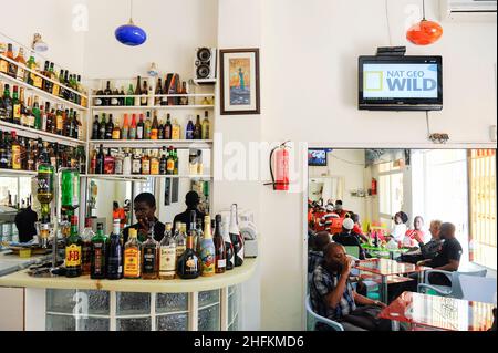 ANGOLA, ville de Gabela, bar à vins, barman, liqueurs importées comme gordons Dry gin une marque de Diageo Group UK / Alkohol Ausschank in Bar, Importierte Spirituosen Banque D'Images