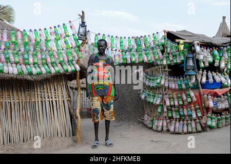 Sud Soudan, Rumbek, bar avec bouteilles en plastique décoration / SÜDSUDAN Rumbek , Bar mit Fanta, Coca Cola, Sprite Plastikflaschen Dékoration Banque D'Images