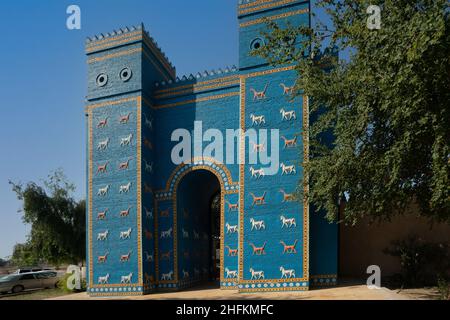 Réplique de l'entrée Ishtar-Gate de l'ancienne ville de Babylone en Irak Banque D'Images
