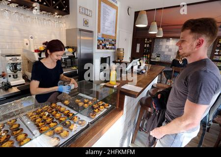 Cracovie.Cracovie.Pologne.Dans la boulangerie et le café cupcake.Client, assistant de magasin et petits gâteaux sur le comptoir. Banque D'Images