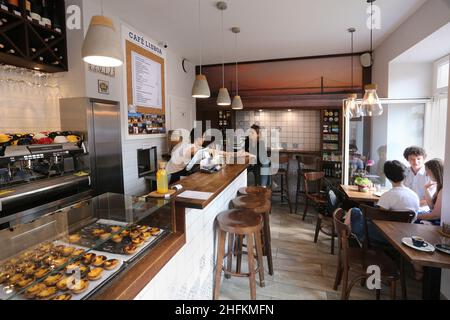 Cracovie.Cracovie.Pologne.Dans la boulangerie et le café cupcake.Client, assistant de magasin et petits gâteaux sur le comptoir. Banque D'Images