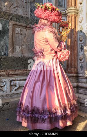 Femme en robe rose baroque historique costume fantaisie robe robe