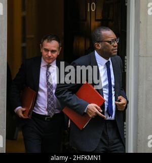 Kwasi Kwarteng, député, secrétaire d'État aux affaires, George Ecuth, secrétaire à l'environnement, sortie Downing Street, Londres Banque D'Images