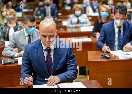 Skopje, Macédoine du Nord.16th janvier 2022.Dimitar Kovachevski (front), le chef de l'Union sociale-démocrate de Macédoine (SDSM) au pouvoir, fait une déclaration d'honneur avec les membres du nouveau cabinet à Skopje, en Macédoine du Nord, le 16 janvier 2022.Le Parlement de la Macédoine du Nord a approuvé, à la fin de dimanche, la formation du nouveau gouvernement du pays qui sera dirigé par Kovachevski, le nouveau premier ministre.Crédit : Tomislav Georgiev/Xinhua/Alay Live News Banque D'Images