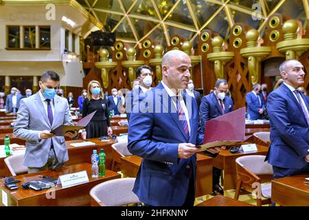 Skopje, Macédoine du Nord.16th janvier 2022.Dimitar Kovachevski, le chef de l'Union sociale-démocrate de Macédoine (SDSM) au pouvoir, fait une déclaration d'honneur avec les membres du nouveau cabinet à Skopje, en Macédoine du Nord, le 16 janvier 2022.Le Parlement de la Macédoine du Nord a approuvé, à la fin de dimanche, la formation du nouveau gouvernement du pays qui sera dirigé par Kovachevski, le nouveau premier ministre.Crédit : Tomislav Georgiev/Xinhua/Alay Live News Banque D'Images